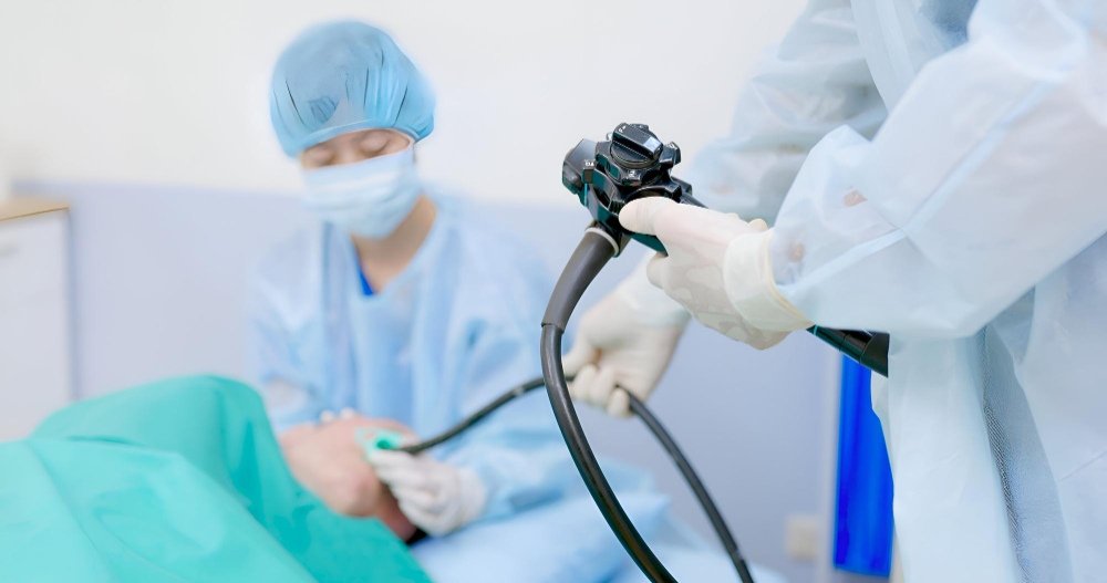 Profissional de saúde preparando atendimento